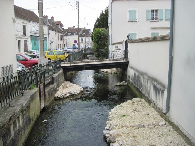 この町も水路が多そうだ。