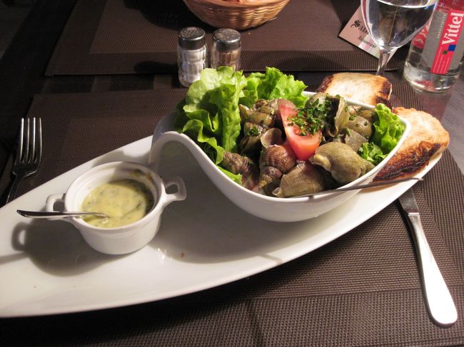 前菜。<br /><br />タニシか貝。ソースのタルタルがニンニク風味で貝とよく合う。