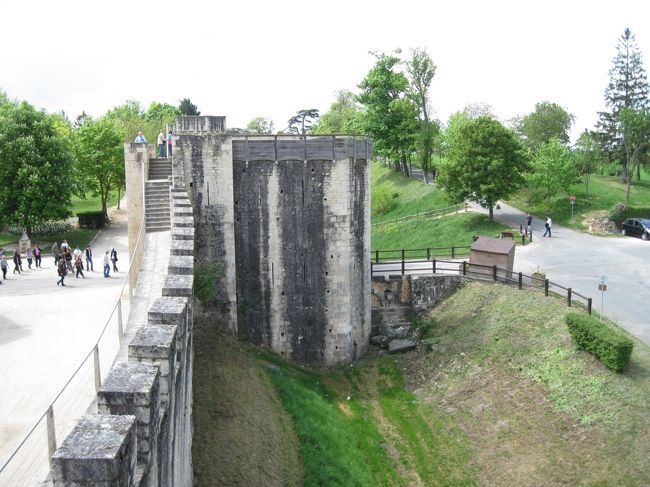 城壁から門を。