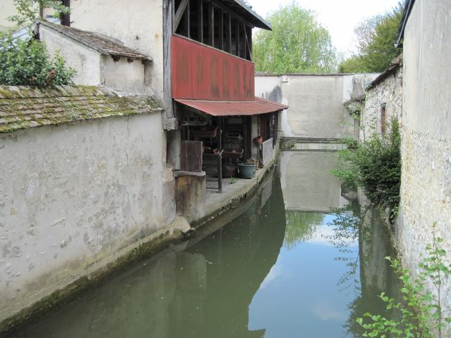 このあたりの水路。景観は良いのだが、水はあまりきれいではない。