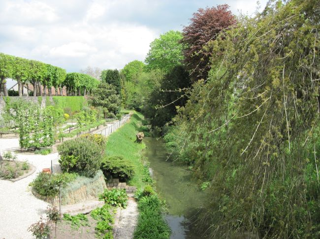 駅近くの川。この水はきれいだった。