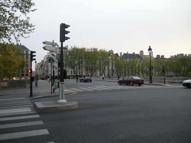 初日は夜の１９時ごろ到着。日が長く、まだ明るい。<br />バスティーユ広場近くのホテルにチェックインして、セーヌ川を渡ってノートルダム大聖堂のあたりまでお散歩することに。