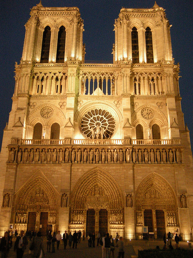 日も落ちて、夜のノートルダム大聖堂。ライトアップされてきれいです。