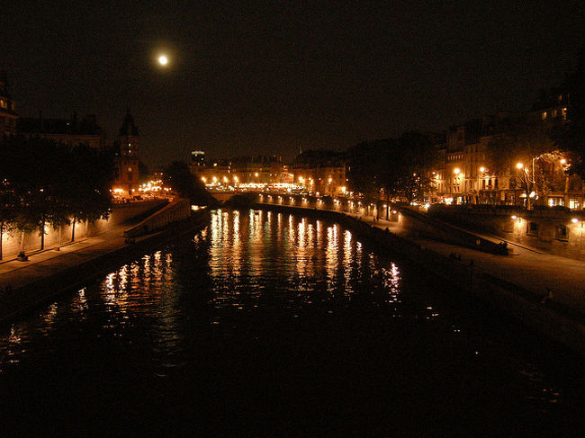 夜のセーヌ河岸はあまりにもきれい。普通に人がたくさん暮らしてる街でこの美しさ、、、すごいです。