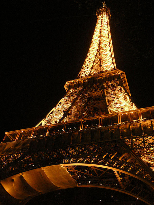 それから電車でエッフェル塔へ。