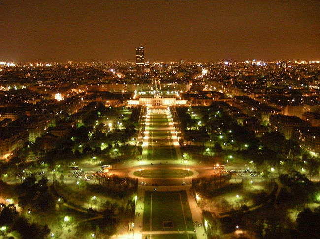 上からの眺めもきれい！<br />閉館まぎわのためか、２階までしか行けませんでした。残念。<br />パリの美しい街並みにテンションあがりつつ、初日は終了