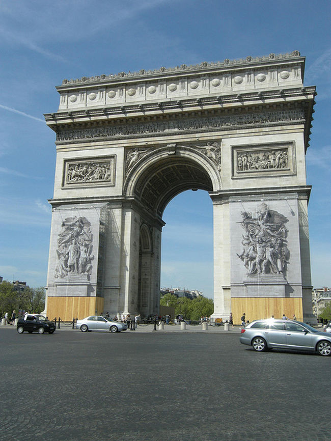 それから凱旋門へ。<br />工事中の下部分は、布に絵がかいてあるんです。<br />