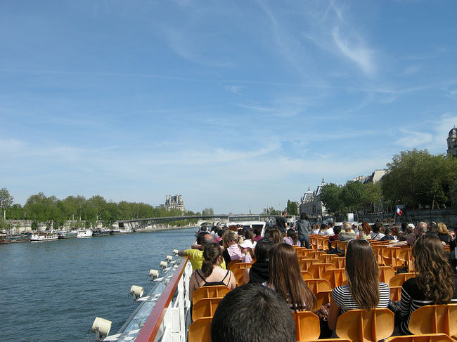 コンコルド広場までシャンゼリゼを歩き、セーヌ遊覧船のバトー・ムッシュに乗りました。<br />川から見るパリの名所もなかなかいいものです。<br />