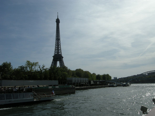 バトー・ムッシュは思ったより良かったです。<br />いろいろな形の橋をくぐるのも楽しく、橋の上の人や河岸でピクニックをする人が手を振ってくれたりするのもうれしい。<br />この日は２４度くらいの夏日で、船の上で飲む缶ビールがとてもおいしかったです。<br />昼も気持ちよかったけど、夜に乗ったらまた雰囲気が変わりそう。