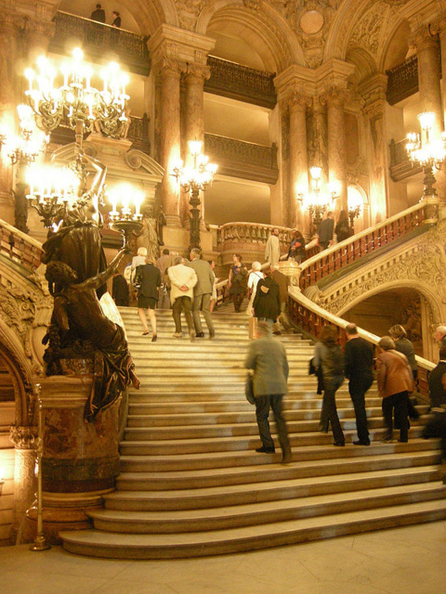 夜はオペラ・ガルニエで、パリ留学中の友人と待ち合わせ。<br />バレエの公演があり、チケットをとってくれたのです。