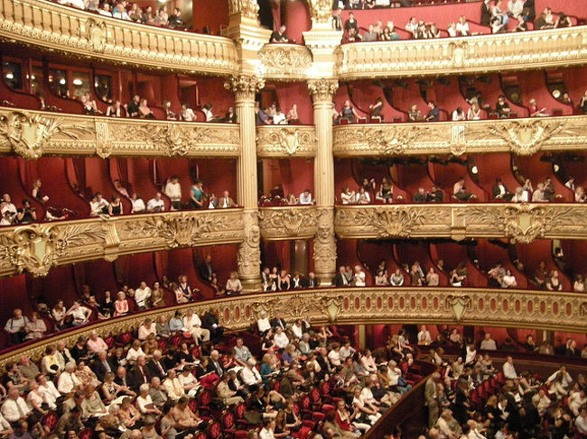 こんな素敵な劇場に公演を見に行くというのは贅沢な気分です。<br />もっといい服も持っていけばよかった。。