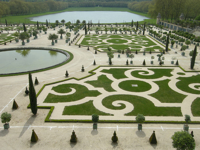 庭も派手だー。植木がプードル状態。