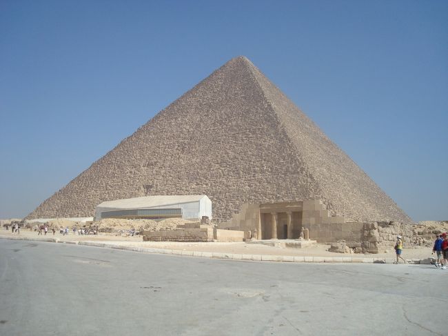 クフ王のピラミッド。<br />手前に見えるのは太陽の船が展示してある建物。<br />ちなみに別料金。