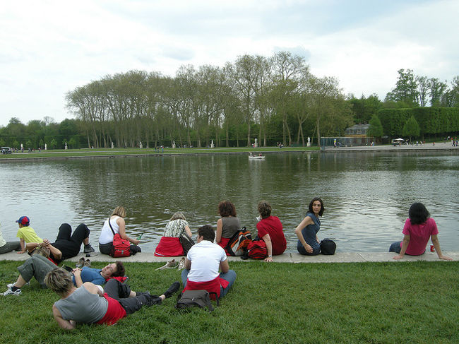 友人がサンドイッチを作ってきてくれて、お昼は庭園内で。となりでピクニックをしていた女の子３人組がワインを分けてくれました。メルシー！！<br />レストランもありましたが高そうだし、公園がとにかく広いのでピクニックがおすすめです。<br />あと池のそばのアイスクリームがおいしかったな。<br />