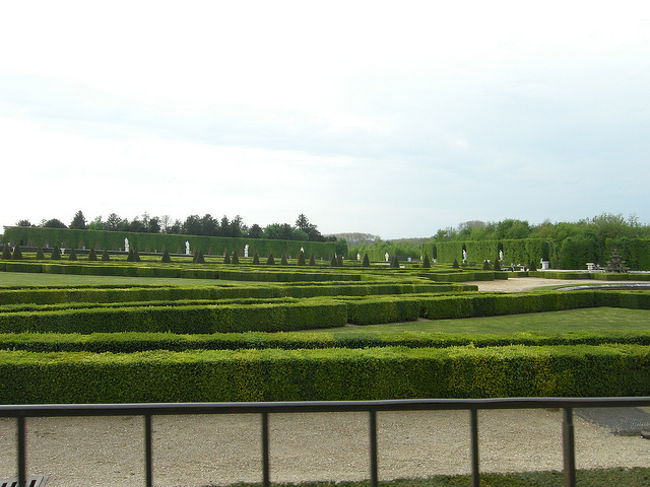 とにかくものすごく広いので、帰りは疲れ果てて園内を走るトラムみたいな形の車に乗って戻りました。<br />私は７年前にもベルサイユに来たことがあり、そのときは３時間くらいでちゃーっと見たような気がしていたのですが、記憶ちがいなのか老化なのか、１日がかりのハードな遠足でした。