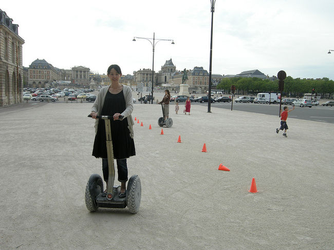 ベルサイユを出ると、５ユーロで１５分セグウェイに試乗ができるスポットが。<br />なぜかベルサイユ前でセグウェイ。シュールです。