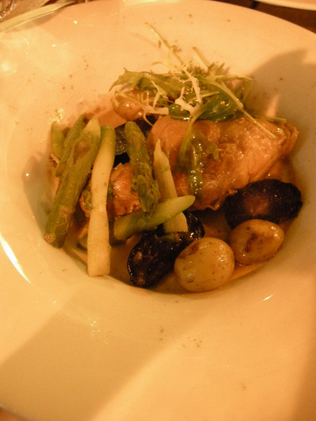 夜はサンジェルマンのビストロで。<br />これはうさぎのお肉。<br /><br />ずいぶんと歩いた一日でした。