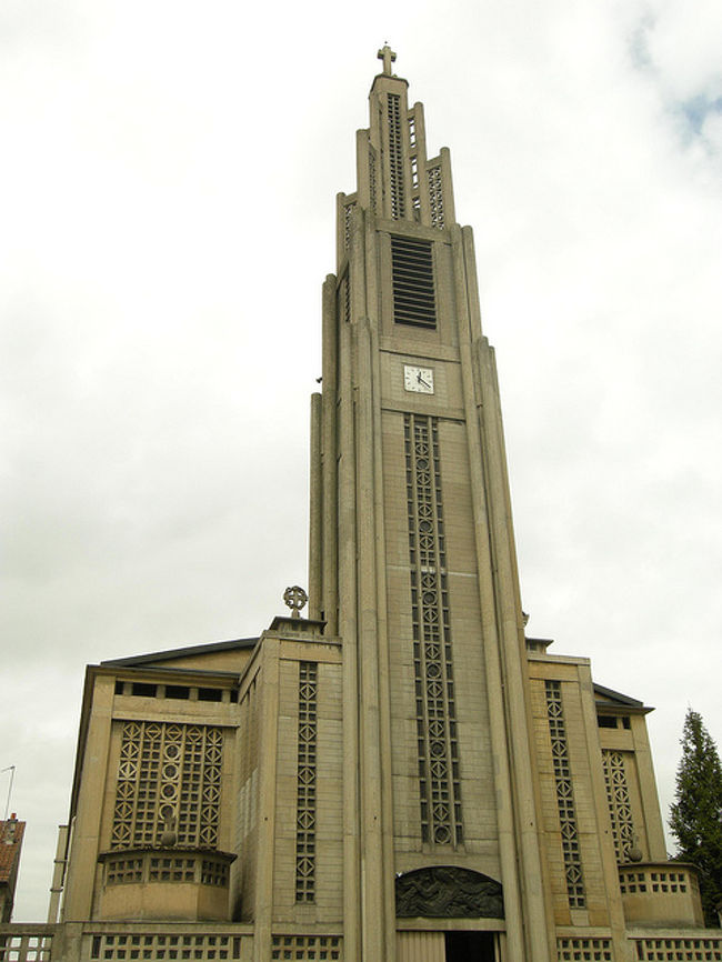 ４日目。<br />まずはランシーの教会へ。<br />コンクリート建築の父といわれているオーギュスト・ペレ設計の教会です。