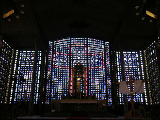 モザイク画のようなステンドグラスはほかでは見たことのない美しさです。