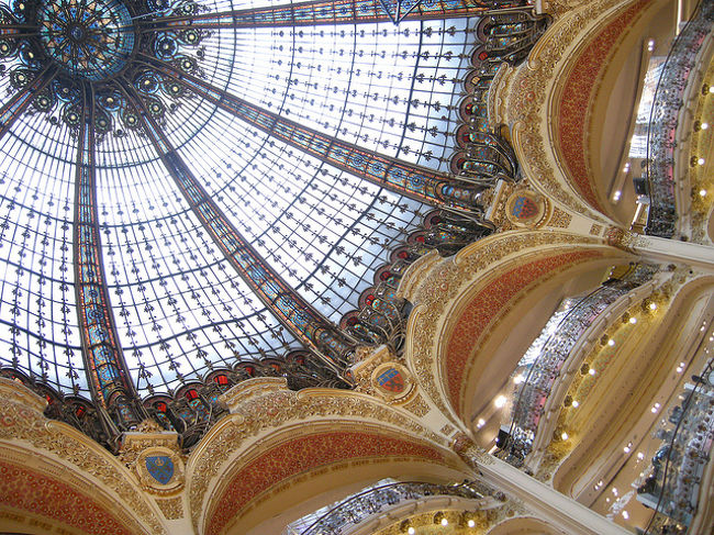 オペラに戻って、ギャラリー・ラファイエットに寄りました。<br />こんなデパート、いいなあ〜