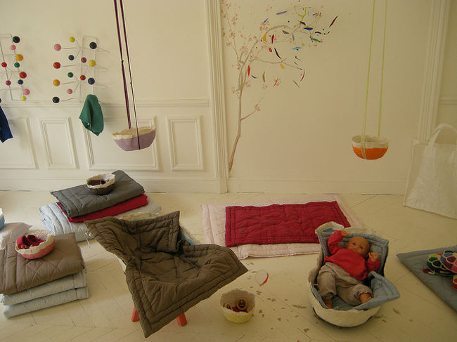 merciやBONTONは噂通りのおしゃれっぷりで鼻息荒くなります。日本人好みの「おしゃれなパリ」を凝縮した感じ。<br />バスティーユ広場の近くのR.de CharonneとかR.Kellerといった細い通りにも、かわいいお店がならんでいて物欲が決壊しました・・・。<br /><br />夜はモノプリ（スーパー）で食材を買ってホテルで。<br />カフェやレストランではお酒が高いけど、スーパーにいくとすっごく安い。と友人がしきりに言うので行ってみたらその通りでした。ベルギービールも１缶１〜２ユーロくらいだしワインも１本１０ユーロ以下でおいしいのがたくさんあるので、スーパーでお酒を買い込んでおいて、ホテルで飲むほうがずっとお得です。チーズや生ハムも安いしね。