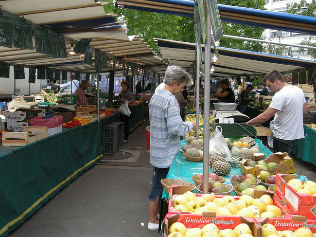 友人と合流してマルシェ。夜ごはんの食材を調達。
