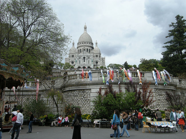 それからモンマルトルへ。<br />サクレ・クール寺院の前は清水寺並みの観光地でした。<br />なぜか鯉のぼりがぶら下がって獅子舞が・・・。