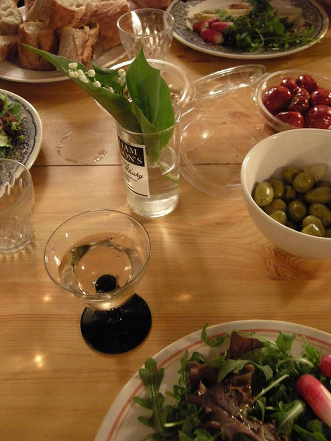 夜、パリ在住の友人の、フランス人のお友達の一軒家へ。<br />一緒にマルシェで調達した食料と、生粋のパリジャンのガブリエルがスーパーで選んでくれたワインで、私たちが観光に行っている間に、フェット（パーティ）の準備をしてくれていたのです。<br />中に入ると食卓のごちそうに感激！！<br />