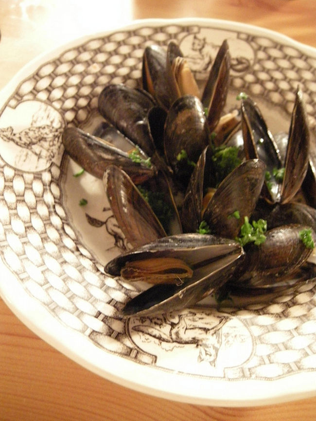 ムール貝も、お肉のグリルも、どれも本当においしかった。<br />夜遅くまでワインを飲んで、たくさんおしゃべり。<br />この夜はいちばんの思い出になりました。