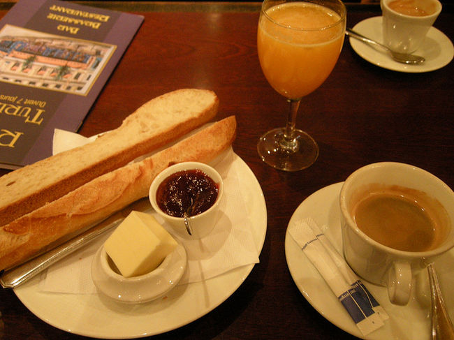 ６日目はバスツアーでモンサンミッシェルに行ったので、別の旅行記にUPします。<br /><br />最終日、ヴォージュ広場の近くのカフェで最後の朝ごはん。<br />バゲット、カフェ、オレンジジュースで１０ユーロくらい。<br />パリのカフェは高いです。。