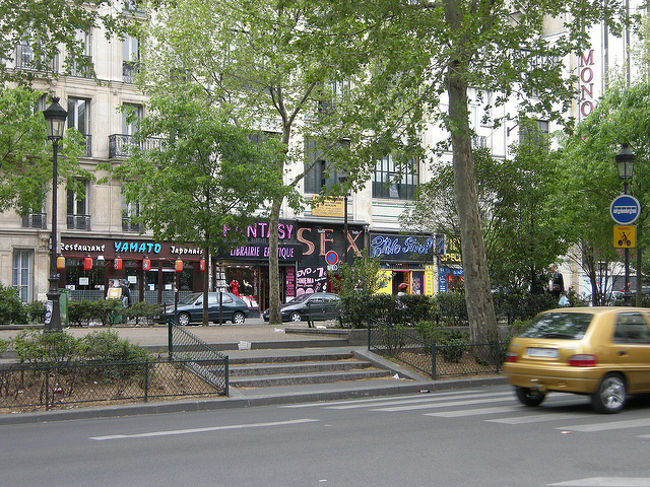 ムーランルージュのまわりはポルノショップがたくさん