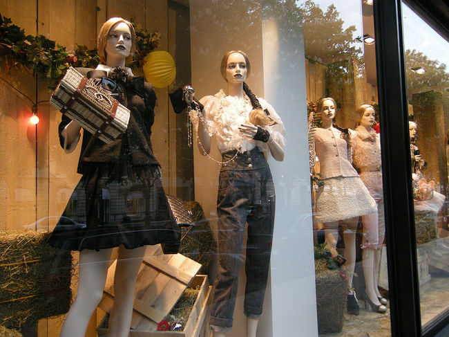 シャンゼリゼに移動し、高級店のディスプレーを見物。