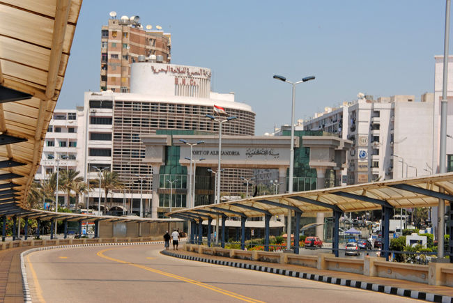 港の構内から街へ