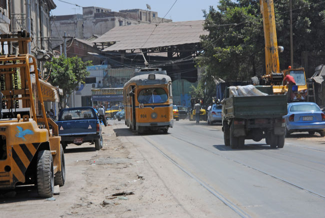 港のゲートを抜けて右の道へ進みます。<br /><br />