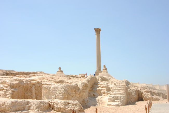 入り口を入るとすぐにポンペイの柱が見れます。<br /><br />