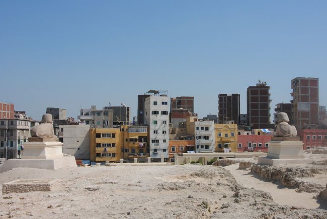 遺跡と現代の街並み・・・・