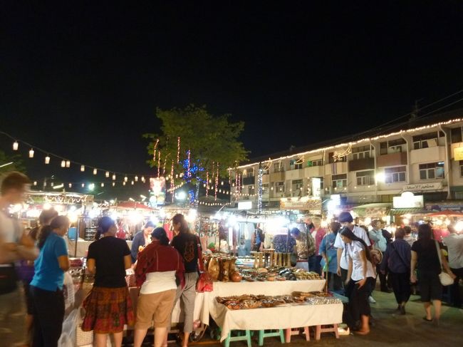 ナイトバザールはお祭り時期のため　前回訪れた時と打って変わってにぎやかで楽しい。<br />見て歩くだけで飽きないごった煮バザール。