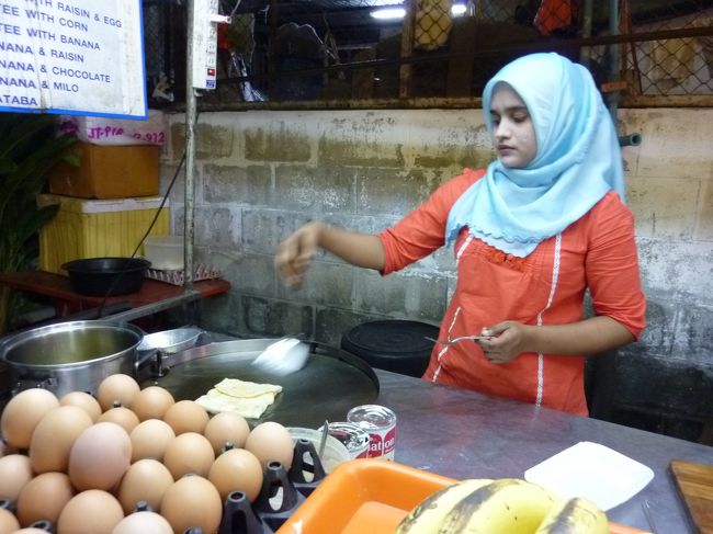 屋台のロティ屋さん<br />バナナ入りをいただきま〜す。