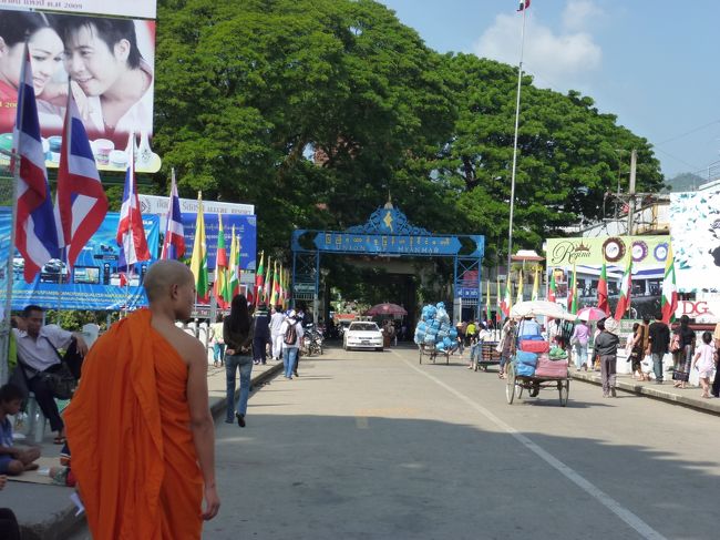 ミャンマーへの国境の橋。<br />パスポートのコピーをタイ側で取って　簡単にミャンマーサイドへ。<br />ほんのつかの間の旅。