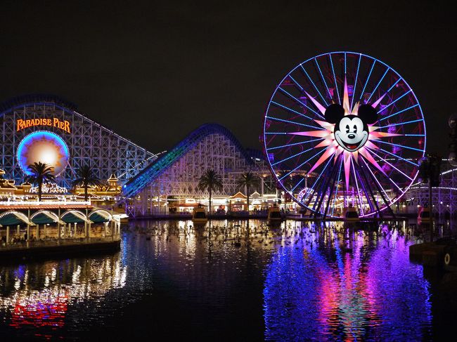 左がカリフォルニア・スクリームです。湖に写ったミッキーが綺麗でした。<br />