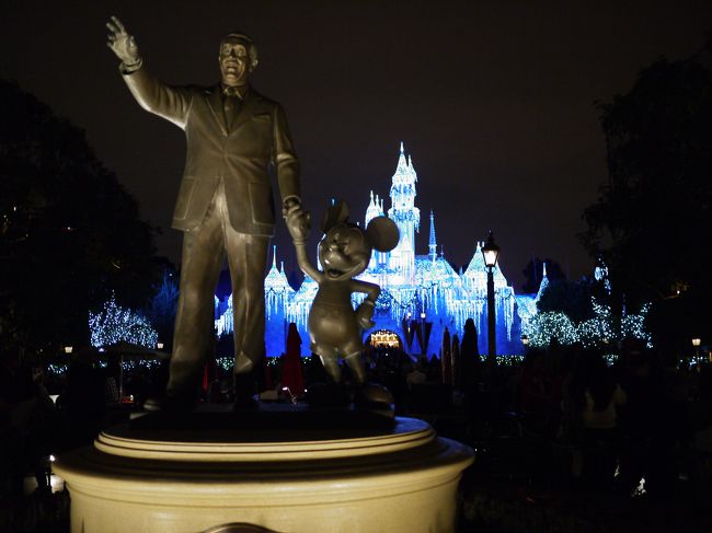 パーク正面の象徴：ウオルトとディズニーの像です。（夜景）