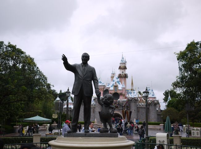 パーク正面の象徴：ウオルトとディズニーの像です。（昼間）