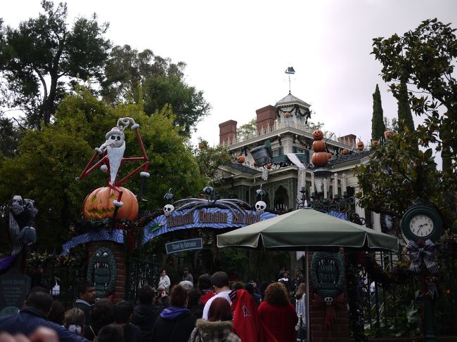 クリスマスナイズされたホーンテッドマンション、かわいくて怖さが半減です。