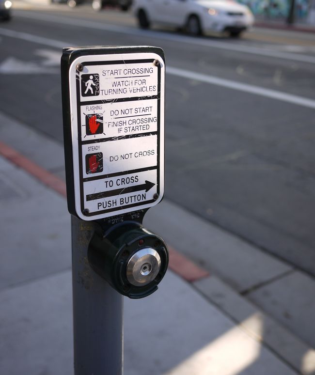 横断歩道の信号の歩行者用のスイッチ