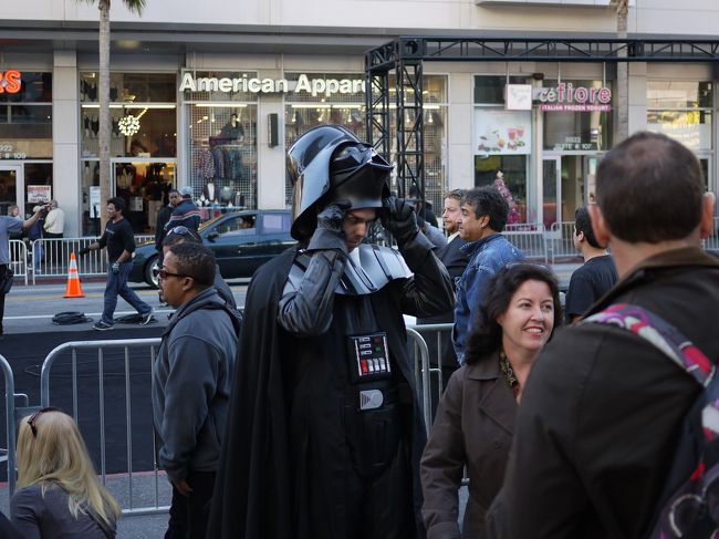 ビバリーヒルズを朝、レンタカーで出発し、ＬＡのダウンタウンまでドライブです。<br />レンタカーをダウンタウンのシェラトンＨＯＴＥＬのHertz(これが実に判りづらい・・・地下駐車場の一部を借用し運営している）に返却し、メトロにてハリウッドまで移動。<br />やってきましたハリウッド　街にはダースベイダーやキャットウーマンがいっぱい。<br />何故か、マクドナルドにエルビスと女優らしき人が休憩していました。。。