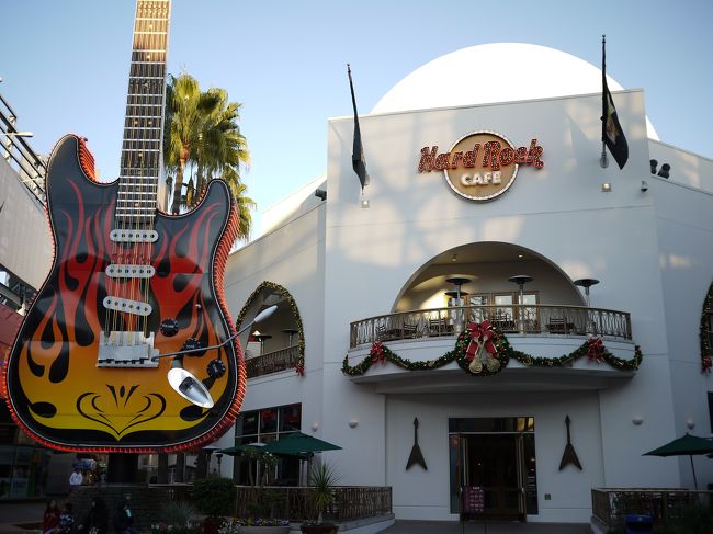 ユニバーサル・シティを散策し、空港に行く前に夕食を、もっともアメリカらしい(？)　Hardrock Cafe　でとることにしました。