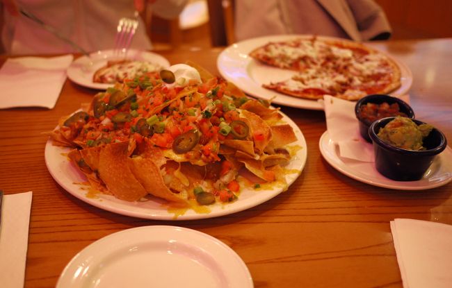 アメリカンサイズのナチョスとピザ