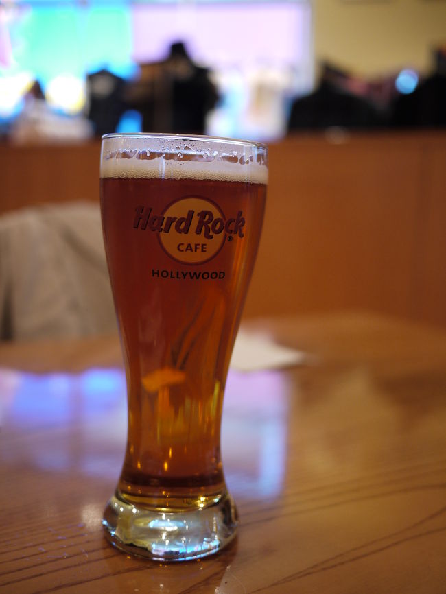 大好きな、サミュエル・アダムズを頂きました。<br /><br />注）WIKIPEDIAより<br />サミュエル・アダムズ（Samuel Adams）は、アメリカ合衆国のボストン・ビール社（Boston Beer Company）のビールのブランドである。第二代大統領のジョン・アダムズの従兄にあたる実在の政治家、サミュエル・アダムズ（1722年9月27日〜1803年10月2日）にちなんで名付けられた。<br /><br />ちなみにコノグラスを元気一杯のウエートレスさんから帰りにお土産に頂ました。帰ってから確認したところこのグラスは500mlの缶ビールがちょうど入ります。<br /><br />