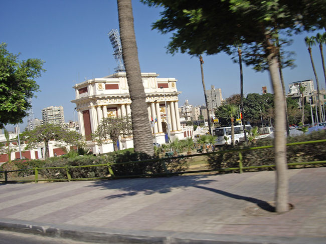 無事に待ち合わせ場所に到着し、港構内に停まっているタクシーと交渉し、出発です。<br />タクシー代金、昨年よりもちょっと高いな〜。<br />んで、街中の流しのタクシーに比べたら数十倍高い！！！<br /><br />でも、行き帰りは安心だし、メニューも注文してくれるからガイドさん頼んだと思えばいいかな。<br /><br />あとで、わかったんだけどそのタクシーの運転手さんは昨年と同じ運転手さんだった！！<br />