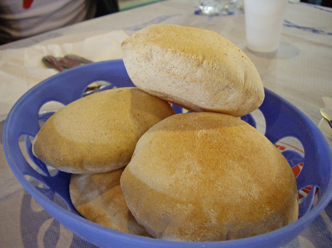 これは、中が空洞になっているパン。
